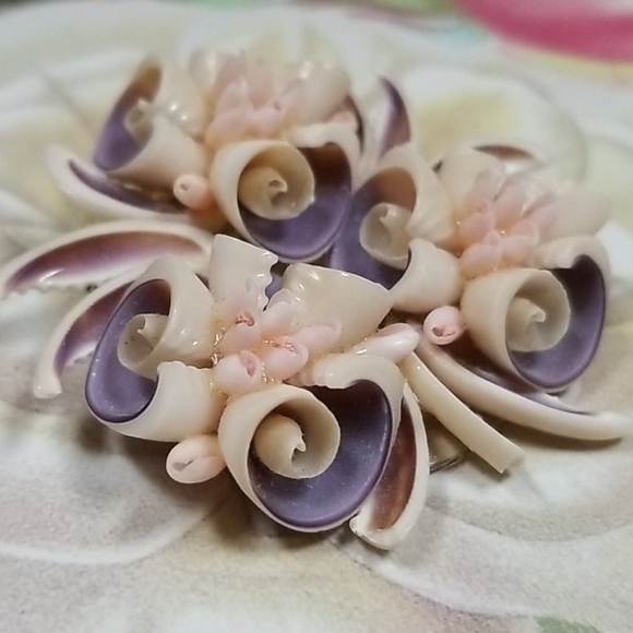 Vintage Mid Century Silvertone Shell Brooch Pin - Picture 10 of 11